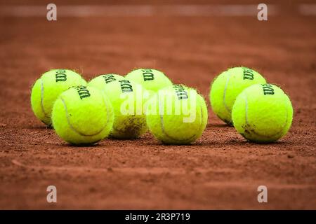 Paris, Frankreich. 23. Mai 2023. Illustration der offiziellen Bälle während des Tennisturniers Roland-Garros 2023, Grand Slam, Vorschau am 23. Mai 2023 im Roland-Garros-Stadion in Paris, Frankreich - Photo Matthieu Mirville/DPPI Credit: DPPI Media/Alamy Live News Stockfoto