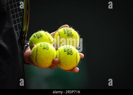 Paris, Frankreich. 23. Mai 2023. Illustration der offiziellen Bälle während des Tennisturniers Roland-Garros 2023, Grand Slam, Vorschau am 23. Mai 2023 im Roland-Garros-Stadion in Paris, Frankreich - Photo Matthieu Mirville/DPPI Credit: DPPI Media/Alamy Live News Stockfoto