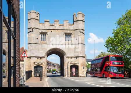 King's Lynn South Gates wurde ursprünglich im 14. Jahrhundert erbaut und Mitte des 15. Jahrhunderts wieder aufgebaut. Blick von Süden auf die Stadt. Stockfoto