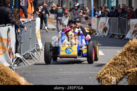 Zweite Auflage eines Sprudelrennen im Herzen des Stadtzentrums von Crépy-en-Valois. Hausgemachte Seifenschachtel, die den Hang der Hauptstraße hinunterrasiert. Stockfoto