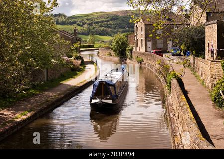 Ein Schmalschiff auf dem Leeds-Liverpool Canal, Kildwick, in der Nähe von Skipton, North Yorkshire, Großbritannien Stockfoto