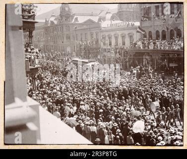 Massen jubeln City of London Imperial Volunteers CIV in Kapstadt während des Zweiten Böhlerkrieges, Südafrika, britische Militärgeschichte 1900, Vintage-Foto Stockfoto