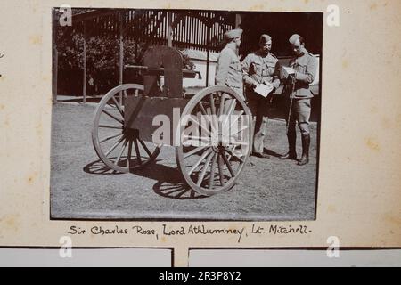 Britische Offiziere standen vor einem M1895 Colt-Browning Maschinengewehr, während des Zweiten Bur-Krieges, Südafrika, britische Militärgeschichte 1900, Vintage-Foto, Sir Charles Ross, Lord Athlumney, Lieutenant Mitchell Stockfoto