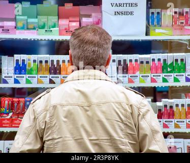 Glasgow, Schottland, Vereinigtes Königreich, 24. Mai 2023. Farbenfrohe Vapes-Verkäufe verursachen Schlagzeilen in schottland, weil sie Kinder absichtlich ansprechen. Credit Gerard Ferry/Alamy Live News Stockfoto