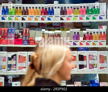 Glasgow, Schottland, Vereinigtes Königreich, 24. Mai 2023. Farbenfrohe Vapes-Verkäufe verursachen Schlagzeilen in schottland, weil sie Kinder absichtlich ansprechen. Credit Gerard Ferry/Alamy Live News Stockfoto