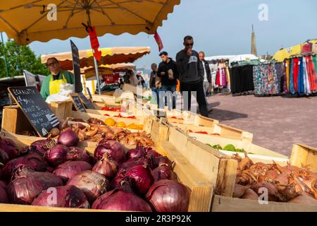 Normandie, Frankreich. Markttag in Sainte-Mère-Eglise, der ersten Stadt, die WW2 von den Alliierten befreit wurde, und ein beliebter Ort für Schlachtfeldtouristen. Stockfoto