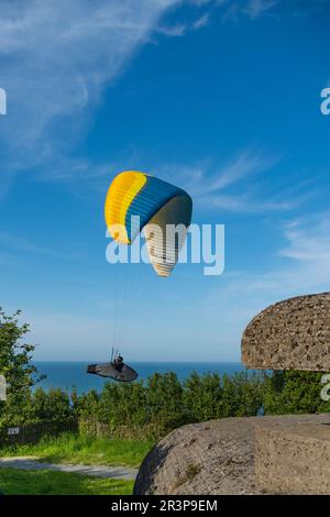 Loungues-sur-mer, Frankreich. Ein Gleitschirm fliegt tief über einem alten Nazi-Beobachtungsbunker und stürzt fast in den Busch. Stockfoto