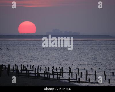 Sheerness, Kent, Großbritannien. 24. Mai 2023. Wetter im Vereinigten Königreich: Sonnenuntergang in Sheerness, Kent. Kredit: James Bell/Alamy Live News Stockfoto