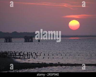 Sheerness, Kent, Großbritannien. 24. Mai 2023. Wetter im Vereinigten Königreich: Sonnenuntergang in Sheerness, Kent. Kredit: James Bell/Alamy Live News Stockfoto