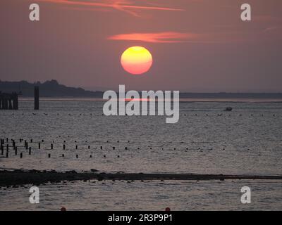 Sheerness, Kent, Großbritannien. 24. Mai 2023. Wetter im Vereinigten Königreich: Sonnenuntergang in Sheerness, Kent. Kredit: James Bell/Alamy Live News Stockfoto