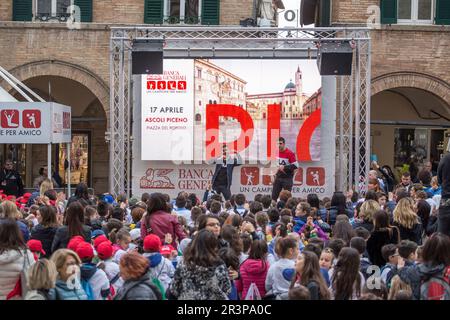 Oltre 500 Bambini giocano con le quattro Stelle dello Sport italiano: Adriano Panatta, Francesco Graziani, Andrea Lucchetta e Juri Chechi. Ich bin gleich wieder da Stockfoto