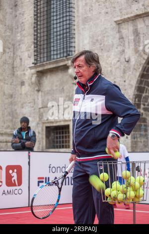 Oltre 500 Bambini giocano con le quattro Stelle dello Sport italiano: Adriano Panatta, Francesco Graziani, Andrea Lucchetta e Juri Chechi. Ich bin gleich wieder da Stockfoto