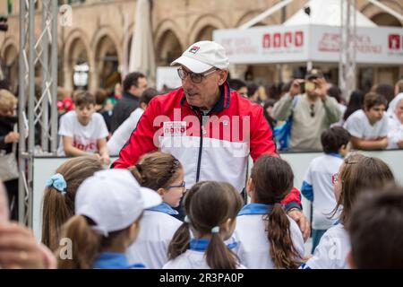 Oltre 500 Bambini giocano con le quattro Stelle dello Sport italiano: Adriano Panatta, Francesco Graziani, Andrea Lucchetta e Juri Chechi. Ich bin gleich wieder da Stockfoto