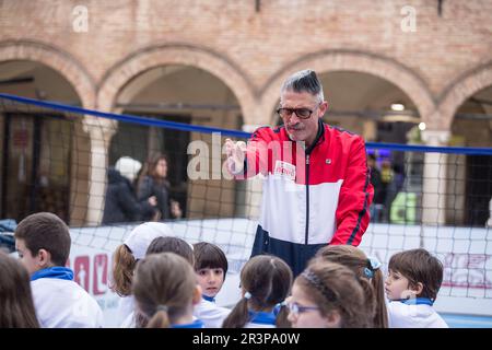 Oltre 500 Bambini giocano con le quattro Stelle dello Sport italiano: Adriano Panatta, Francesco Graziani, Andrea Lucchetta e Juri Chechi. Ich bin gleich wieder da Stockfoto