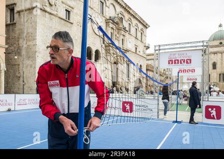 Oltre 500 Bambini giocano con le quattro Stelle dello Sport italiano: Adriano Panatta, Francesco Graziani, Andrea Lucchetta e Juri Chechi. Ich bin gleich wieder da Stockfoto