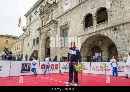 Oltre 500 Bambini giocano con le quattro Stelle dello Sport italiano: Adriano Panatta, Francesco Graziani, Andrea Lucchetta e Juri Chechi. Ich bin gleich wieder da Stockfoto