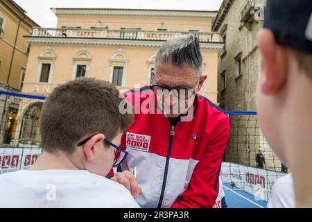 Oltre 500 Bambini giocano con le quattro Stelle dello Sport italiano: Adriano Panatta, Francesco Graziani, Andrea Lucchetta e Juri Chechi. Ich bin gleich wieder da Stockfoto