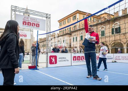 Oltre 500 Bambini giocano con le quattro Stelle dello Sport italiano: Adriano Panatta, Francesco Graziani, Andrea Lucchetta e Juri Chechi. Ich bin gleich wieder da Stockfoto