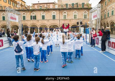 Oltre 500 Bambini giocano con le quattro Stelle dello Sport italiano: Adriano Panatta, Francesco Graziani, Andrea Lucchetta e Juri Chechi. Ich bin gleich wieder da Stockfoto