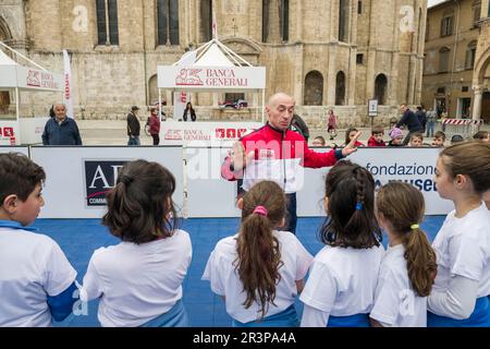 Oltre 500 Bambini giocano con le quattro Stelle dello Sport italiano: Adriano Panatta, Francesco Graziani, Andrea Lucchetta e Juri Chechi. Ich bin gleich wieder da Stockfoto