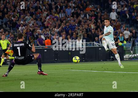 Stadio Olimpico, Rom, Italien. 24. Mai 2023. Italienisches Coppa Italia Fußball-Finale; Fiorentina gegen Inter Mailand; Lautaro Martinez von Inter erzielt in der 29.-minütigen Gutschrift: Action Plus Sports/Alamy Live News ihr gleichmäßiges Ziel für 1-1 Stockfoto