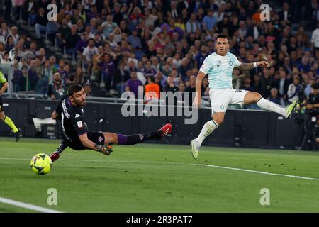 Stadio Olimpico, Rom, Italien. 24. Mai 2023. Italienisches Coppa Italia Fußball-Finale; Fiorentina gegen Inter Mailand; Lautaro Martinez von Inter erzielt in der 29.-minütigen Gutschrift: Action Plus Sports/Alamy Live News ihr gleichmäßiges Ziel für 1-1 Stockfoto