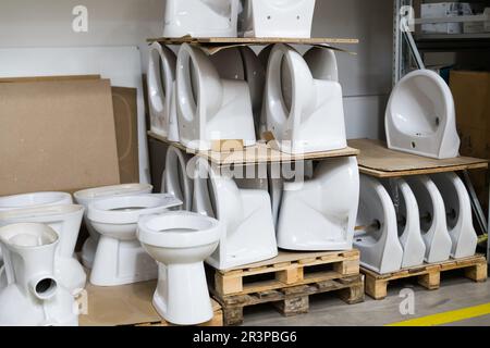 Viele weiße Toiletten im Baumarkt, in der Klempnerabteilung Stockfoto