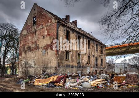 Alte Ruine in Bydgoszcz, Polen. Das linkes einstürzendes Haus, das Objekt, das in den Ruin fällt, wird wahrscheinlich von Obdachlosen bewohnt. Stockfoto