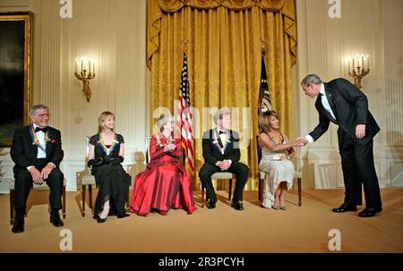 Washington, Vereinigte Staaten Von Amerika. 04. Dezember 2005. US-Präsident George W. Bush gratuliert Tina Turner bei einem Empfang für die Kennedy Center Honors im East Room des Weißen Hauses am Sonntag, den 4. Dezember 2005. Von links: Sänger Tony Bennett, Tänzerin Suzanne Farrell, Schauspielerin Julie Harris, Schauspieler Robert Redford und Sängerin Tina Turner. Obligatorischer Kredit: Eric Draper/Weißes Haus über CNP/Sipa USA Kredit: SIPA USA/Alamy Live News Stockfoto