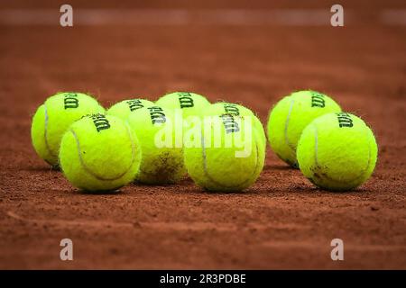 Paris, Frankreich, Frankreich. 23. Mai 2023. Abbildung der offiziellen Bälle während der Roland-Garros 2023, French Open 2023, Grand-Slam-Tennisturnier im Roland-Garros-Stadion am 23. Mai 2023 in Paris, Frankreich. (Kreditbild: © Matthieu Mirville/ZUMA Press Wire) NUR REDAKTIONELLE VERWENDUNG! Nicht für den kommerziellen GEBRAUCH! Stockfoto