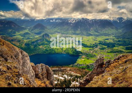 Berglandschaft in den österreichischen Alpen. Blick vom Loser Gipfel über den Altausseer See und das Dorf Altausse im Toten Gebirge in Österreich. Stockfoto
