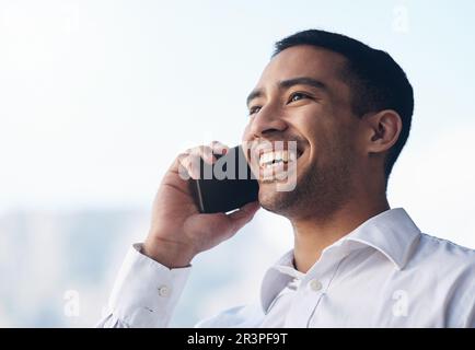 Zufriedener Geschäftsmann, telefonieren und lächeln Sie im Freien für Kommunikation und Marketing mit dem Netzwerk. Gesicht eines asiatischen männlichen Unternehmertums mit Mockup-Raum für Stockfoto