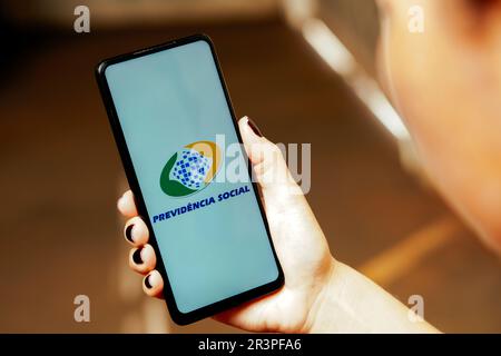 In dieser Fotoabbildung wird das Logo von Previdência Social (Instituto Nacional do Seguro Social) auf einem Smartphone-Bildschirm angezeigt. Stockfoto