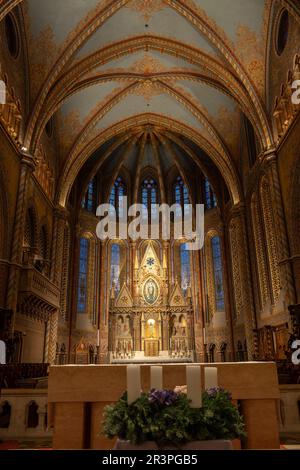 Budapest, Ungarn - 26. November 2022: Der Altar der Matthiaskirche, der Budaberg, Budapest, Ungarn. Stockfoto