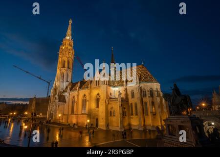 Budapest, Ungarn - 26. November 2022: Matthiaskirche, Buda-Hügel, Budapest, Ungarn, Bei Einbruch der Nacht. Stockfoto