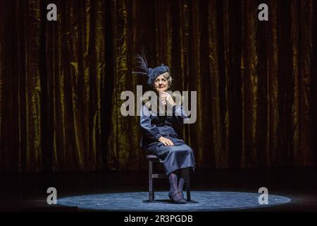 Helene Schneidermann in Barrie Koskys All-Singing, All-Dancing Yiddish Revue Stockfoto