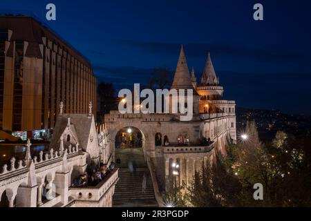 Budapest, Ungarn - 26. November 2022: Fischerbastei, Buda-Hügel, Budapest, Ungarn, Bei Einbruch der Nacht. Stockfoto