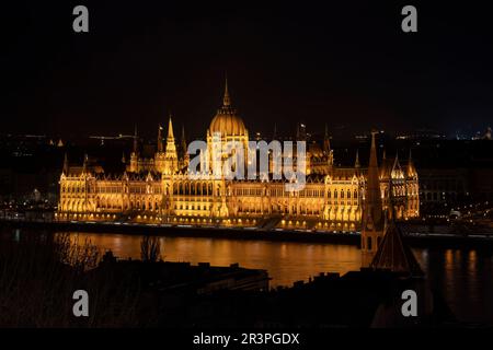 Budapest, Ungarn - 26. November 2022: das parlament am Ufer der Donau, Budapest, Ungarn, bei Nacht. Stockfoto