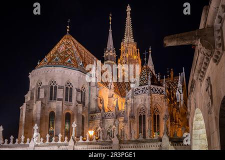 Budapest, Ungarn - 26. November 2022: Matthiaskirche, Buda-Hügel, Budapest, Ungarn, Nachts. Stockfoto