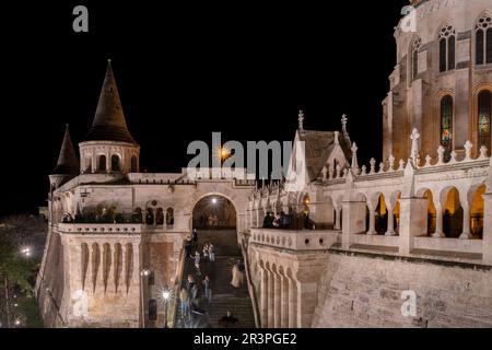 Budapest, Ungarn - 26. November 2022: Fischerbastei, Buda-Hügel, Budapest, Ungarn, Nachts. Stockfoto