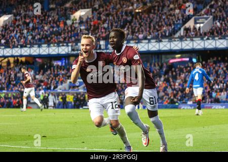 Glasgow, Großbritannien. 24. Mai 2023. Ibrox Park. 24. Mai 2023 Cinch-Premiership. Rangers gegen Herzen. Hearts Garang Kuol trifft und feiert seinen Last-Minute-Equalizer und sein erstes Herzziel ( Kredit: David Mollison/Alamy Live News Stockfoto