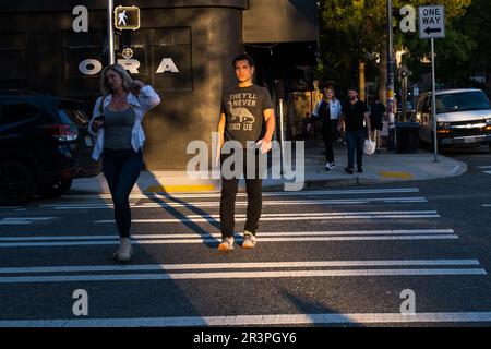 Seattle, USA. 18. Mai 2023. Fußgänger überqueren Belltown auf der 1. Stockfoto