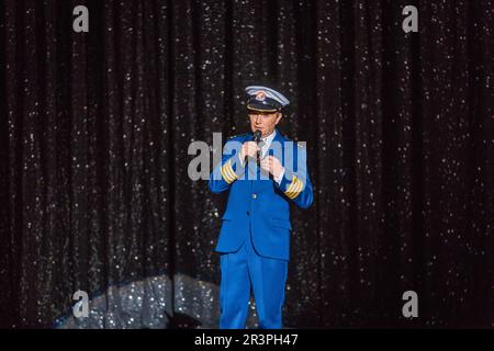 Tobias Bonn in All-Singing, All-Dancing Yiddish Revue von Barrie Kosky Stockfoto