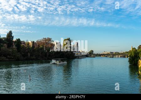 SEVILLA, SPANIEN - 1. JANUAR 2023: Guadalquivir River on Sunset in Sevilla, Spanien am 1. Januar 2023 Stockfoto