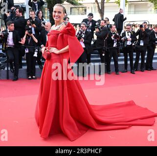 Cannes, Frankreich. 24. Mai 2023. Das tschechische Modell Petra Nemcova nimmt am Mittwoch, den 24. Mai 2023, am 76. Filmfestival in Cannes im Palais des Festivals in Cannes, Frankreich, an der Premiere des Pot-Au-Feu Teil. Foto: Rune Hellestad/ Kredit: UPI/Alamy Live News Stockfoto