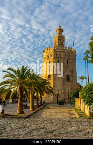 SEVILLA, SPANIEN - 1. JANUAR 2023: Goldturm bei Sonnenuntergang (Torre del Oro) in Sevilla, Spanien am 1. Januar 2023 Stockfoto