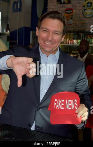 DELRAY BEACH, FL - 24. APRIL: Der Gouverneur von Florida, Ron DeSantis, gibt mit seinem Bier einen Toast ab, während er an der großen Eröffnungszeremonie und der Zeremonie zum Schneiden von Bändern für den Delray Beach Market, die von Menin präsentiert wird, teilnimmt. Der Delray Beach Market ist die größte Lebensmittelhalle, die jemals im Bundesstaat Florida am 24. April 2021 in Delray Beach, Florida, errichtet wurde. Personen: Gouverneur Ron DeSantis Stockfoto