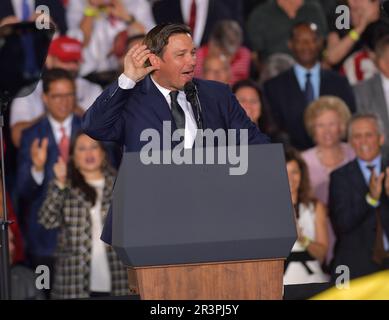 MIAMI, FLORIDA - FEBRUAR 18: GOUVERNEUR Ron DeSantis und Präsident Donald Trump und First Lady Melania Trump nehmen am 18. Februar 2019 an einer Kundgebung an der Florida International University in Miami, Florida, Teil. Präsident Trump sprach über die anhaltende Krise in Venezuela. Menschen: Gouverneur Ron DeSantis Stockfoto