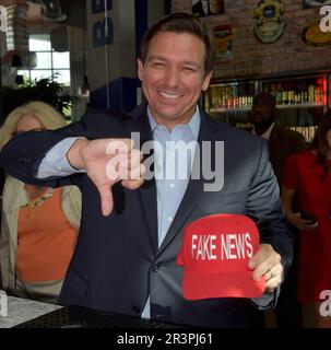 DELRAY BEACH, FL - 24. APRIL: Der Gouverneur von Florida, Ron DeSantis, gibt mit seinem Bier einen Toast ab, während er an der großen Eröffnungszeremonie und der Zeremonie zum Schneiden von Bändern für den Delray Beach Market, die von Menin präsentiert wird, teilnimmt. Der Delray Beach Market ist die größte Lebensmittelhalle, die jemals im Bundesstaat Florida am 24. April 2021 in Delray Beach, Florida, errichtet wurde. Personen: Gouverneur Ron DeSantis Stockfoto