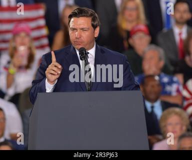 MIAMI, FLORIDA - FEBRUAR 18: GOUVERNEUR Ron DeSantis und Präsident Donald Trump und First Lady Melania Trump nehmen am 18. Februar 2019 an einer Kundgebung an der Florida International University in Miami, Florida, Teil. Präsident Trump sprach über die anhaltende Krise in Venezuela. Menschen: Gouverneur Ron DeSantis Stockfoto